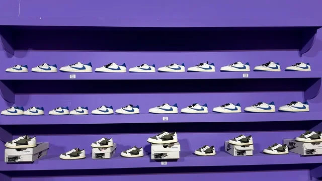 A sports shoe exhibition at Sneaker Con Jeddah from February 1 to 3, 2026, at the Jeddah Corniche Circuit, part of the Jeddah Season events in the Kingdom, the largest global exhibition specialized in sneaker culture, a trading area for buying, selling, and exchanging sports shoes.