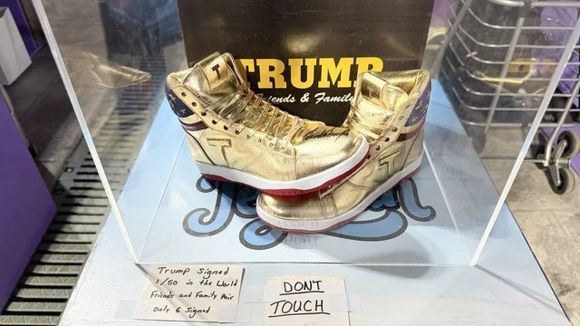 A sports shoe exhibition at Sneaker Con Jeddah from February 1 to 3, 2026, at the Jeddah Corniche Circuit, part of the Jeddah Season events in the Kingdom, the largest global exhibition specialized in sneaker culture, a trading area for buying, selling, and exchanging sports shoes.