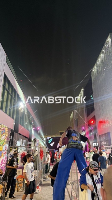 زوار يتجولون في معرض سنيكر كون جدة من 1 إلى 3 فبراير 2026 في حلبة كورنيش جدة، فعاليات موسم جدة في المملكة، أكبر معرض عالمي متخصص في ثقافة السنيكرز، منطقة تداول لبيع وشراء وتبديل الأحذية الرياضية