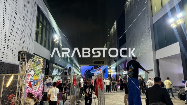 زوار يتجولون في معرض سنيكر كون جدة من 1 إلى 3 فبراير 2026 في حلبة كورنيش جدة، فعاليات موسم جدة في المملكة، أكبر معرض عالمي متخصص في ثقافة السنيكرز، منطقة تداول لبيع وشراء وتبديل الأحذية الرياضية