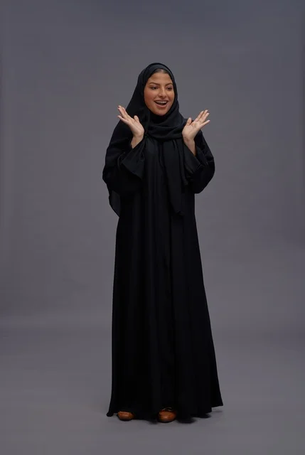 امرأة سعودية بعباءة سوداء تعبر عن مفاجأة