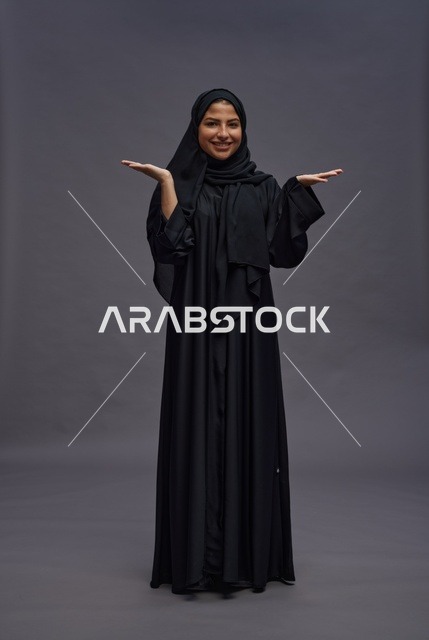 امرأة سعودية بالعباءة السوداء في استوديو تصوير