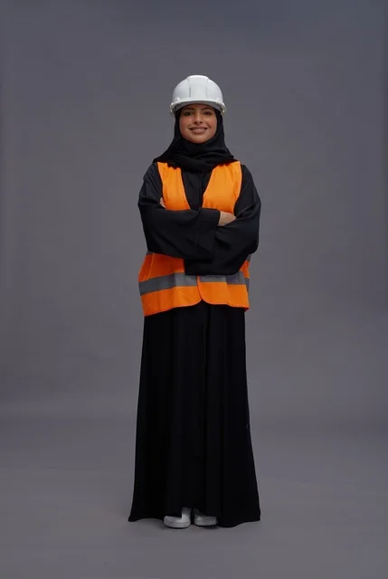 مهندسة سعودية ترتدي سترة السلامة والخوذة