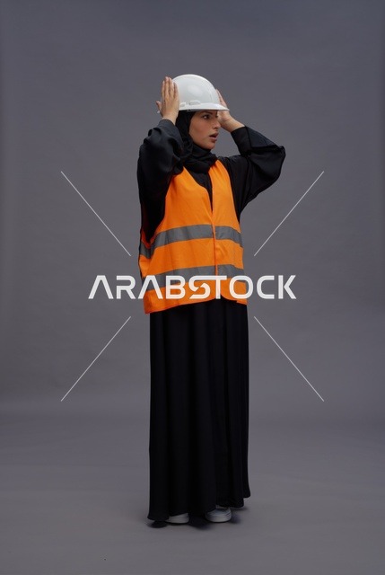 مهندسة عربية بسترة السلامة في حالة صدمة