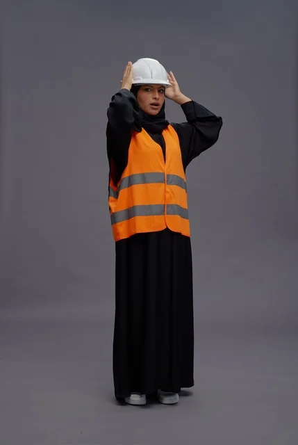 مهندسة عربية ترتدي سترة السلامة والخوذة في الاستوديو