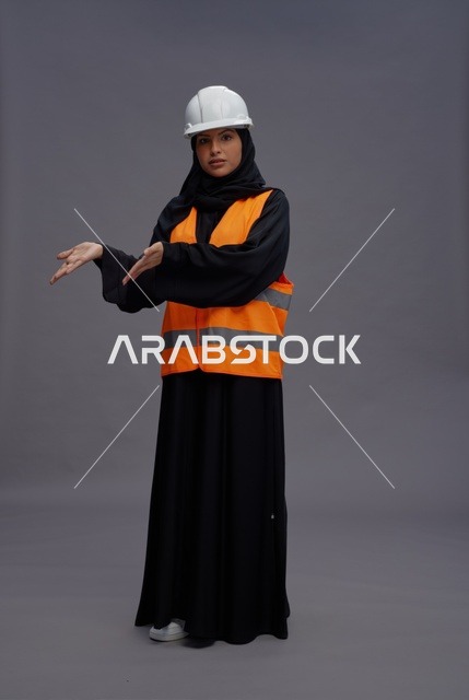 مهندسة سعودية ترتدي سترة السلامة وخوذة العمل في الاستوديو