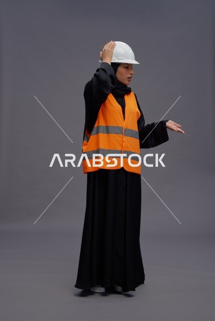 مهندسة سعودية ترتدي سترة السلامة والخوذة