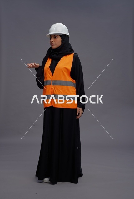 مهندسة سعودية ترتدي سترة السلامة والخوذة الواقية