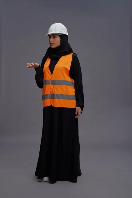 مهندسة سعودية ترتدي سترة السلامة والخوذة الواقية