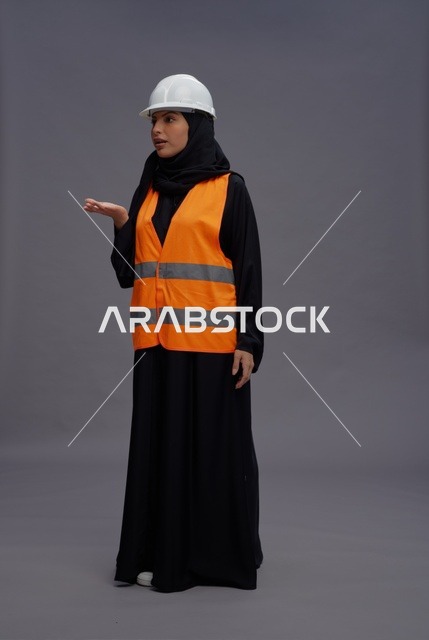 مهندسة سعودية ترتدي سترة السلامة وخوذة العمل