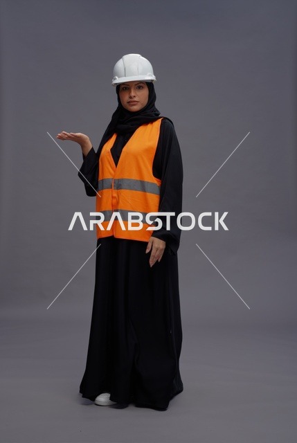 مهندسة سعودية ترتدي سترة السلامة والخوذة البيضاء