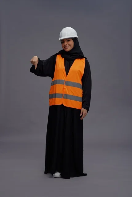 مهندسة سعودية بزي السلامة تشير إلى الأسفل