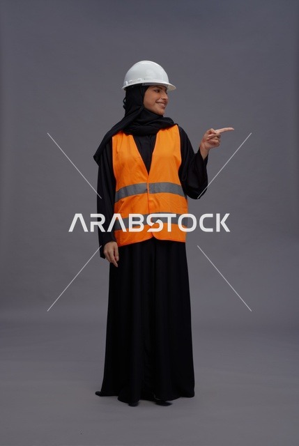 مهندسة عربية بسترة الأمان تشير إلى الجانب