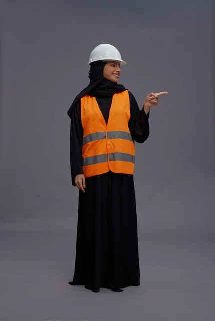 مهندسة عربية بسترة الأمان تشير إلى الجانب