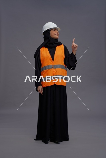 مهندسة سعودية بملابس السلامة تشير للأعلى