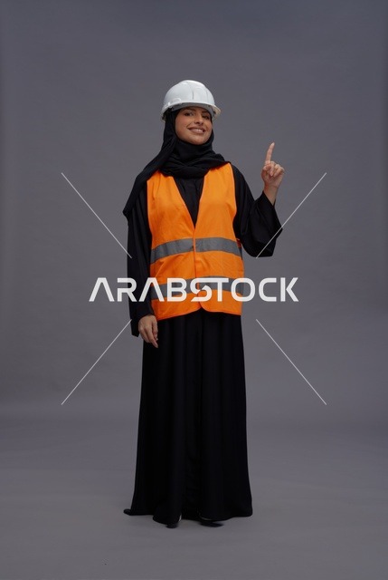 مهندسة عربية بملابس السلامة تشير للأعلى
