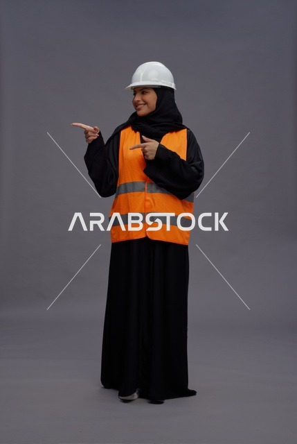 مهندسة عربية بملابس السلامة تشير لليمين