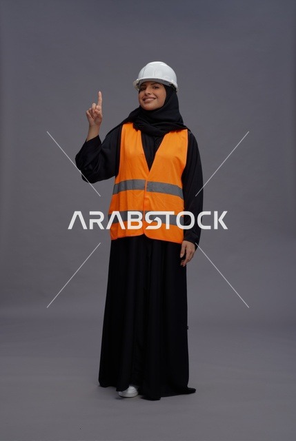 مهندسة سعودية بملابس السلامة تشير للأعلى