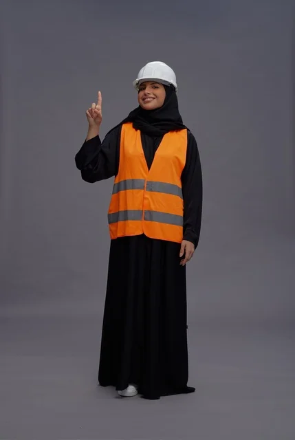 مهندسة سعودية بملابس السلامة تشير للأعلى