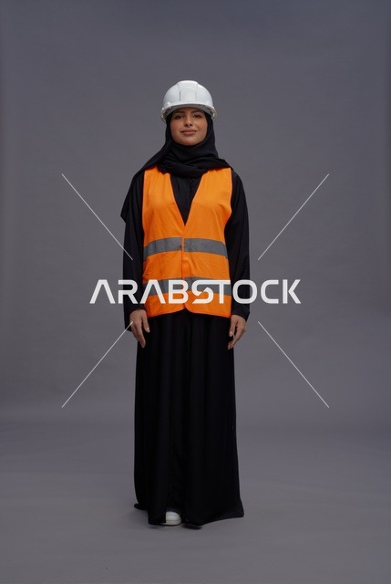 مهندسة عربية ترتدي خوذة وسترة سلامة في الاستوديو