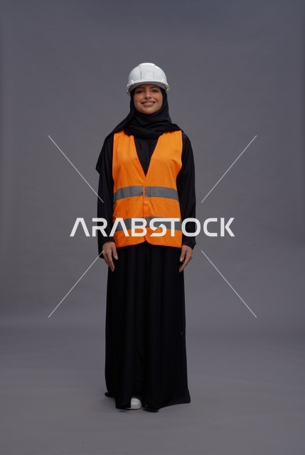 مهندسة سعودية ترتدي سترة السلامة والخوذة الواقية