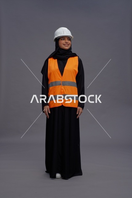مهندسة سعودية بمعدات السلامة في تصوير استوديو