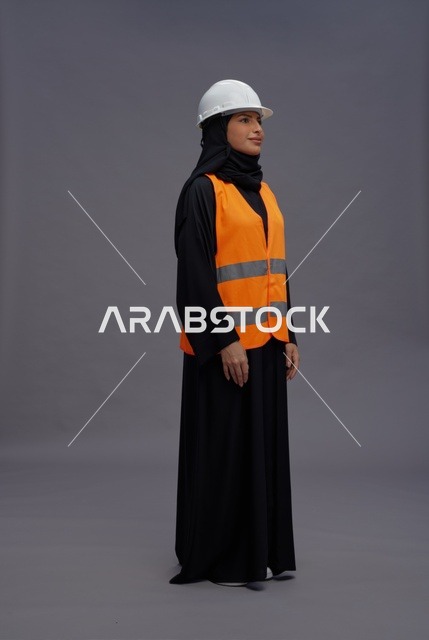 مهندسة عربية ترتدي سترة السلامة وخوذة العمل