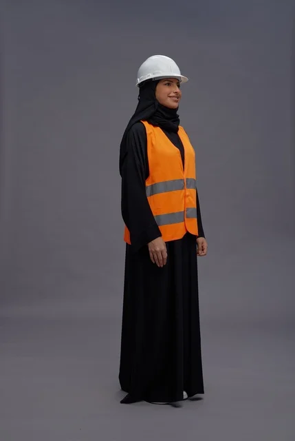 مهندسة عربية بمعدات السلامة لقطة جانبية