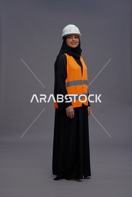 مهندسة سعودية ترتدي سترة السلامة والخوذة البيضاء