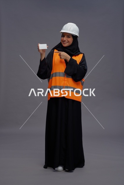 مهندسة سعودية تحمل بطاقة بيضاء في الاستوديو