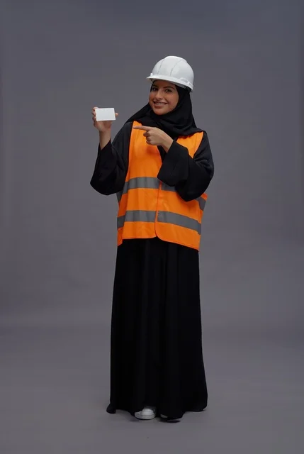 مهندسة سعودية تحمل بطاقة بيضاء في الاستوديو