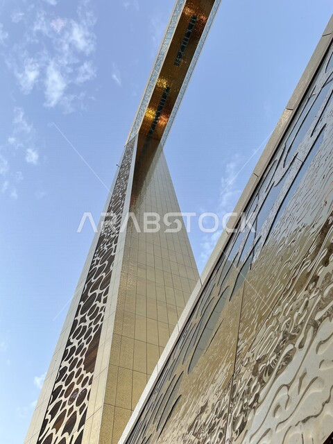 صورة مقربة لمبني برواز دبي في مدينة دبي الإمارات العربية المتحدة، معالم دبي السياحية، مبنى زجاجي بالوان ذهبية، السياحة في الإمارات