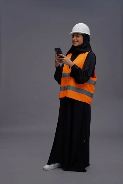 مهندسة سعودية تستخدم هاتف ذكي بملابس السلامة
