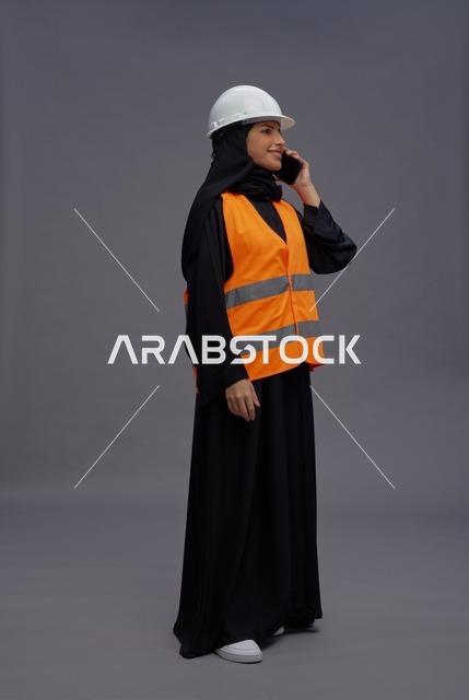 مهندسة سعودية بسترة سلامة تتحدث بالهاتف