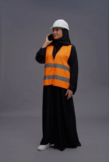 مهندسة سعودية بمعدات السلامة تتحدث بالهاتف