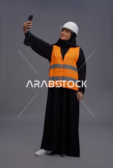 مهندسة سعودية تلتقط سيلفي في استوديو تصوير