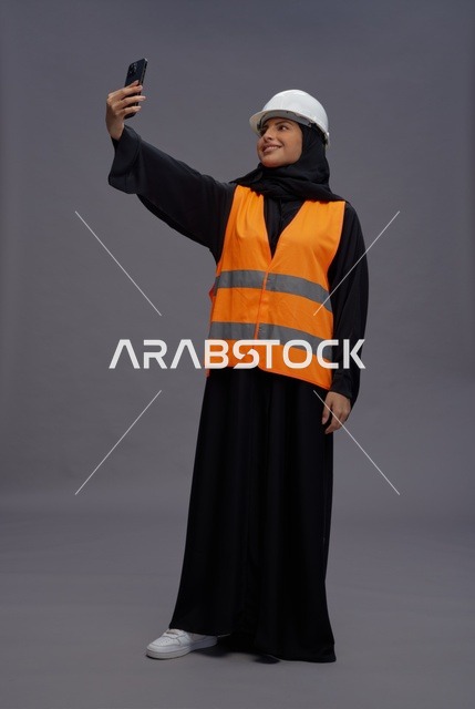 مهندسة سعودية تلتقط سيلفي بملابس السلامة المهنية