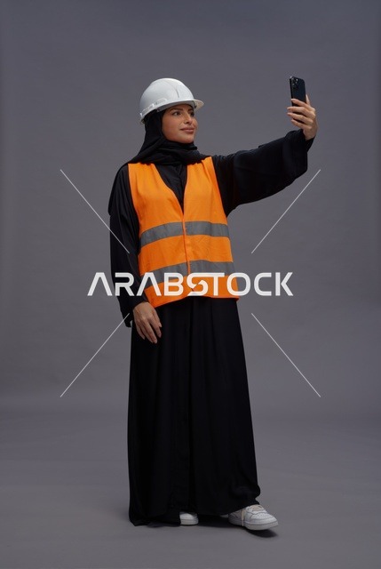 مهندسة سعودية تلتقط صورة سيلفي بمعدات السلامة