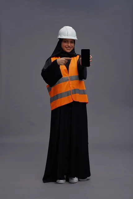 مهندسة سعودية تشير إلى شاشة هاتف ذكي فارغة