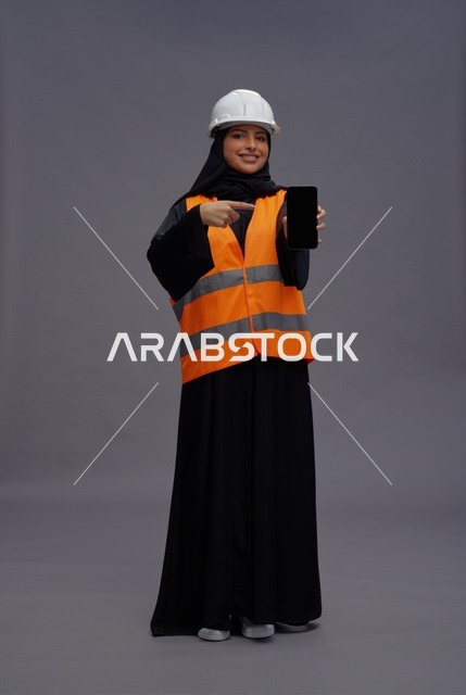 مهندسة سعودية تحمل هاتف ذكي بسترة السلامة