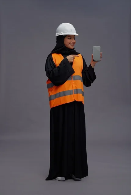 مهندسة سعودية تشير إلى شاشة الهاتف الذكي