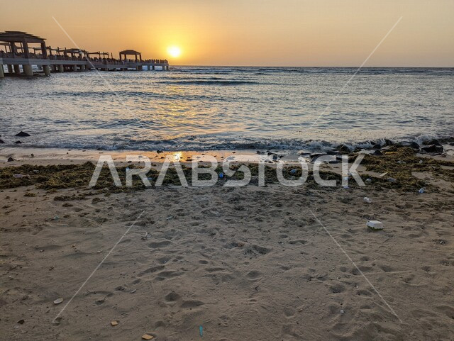 صورة جمالية لغروب الشمس على  شاطئ البحر، الواجهة البحرية أثناء الغروب، إنعكاس أشعة الشمس على المياه، أماكن ساحلية، أماكن السياحة