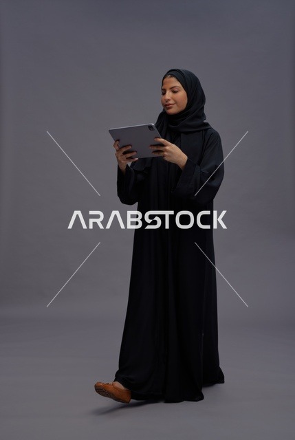 امرأة سعودية تستخدم جهازًا لوحيًا