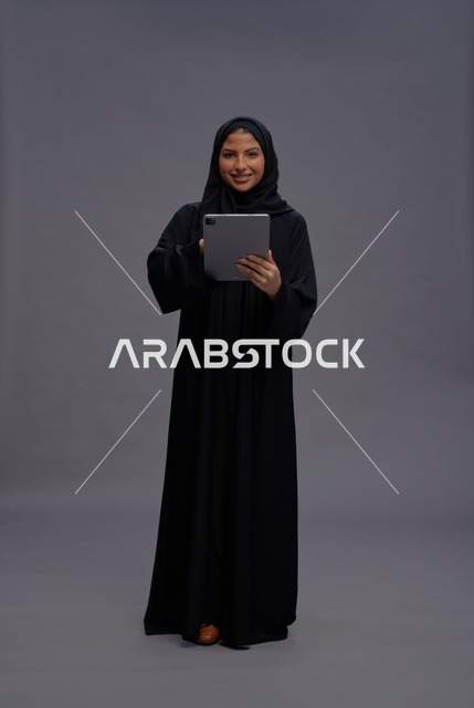 امرأة سعودية تستخدم جهازًا لوحيًا في الاستوديو