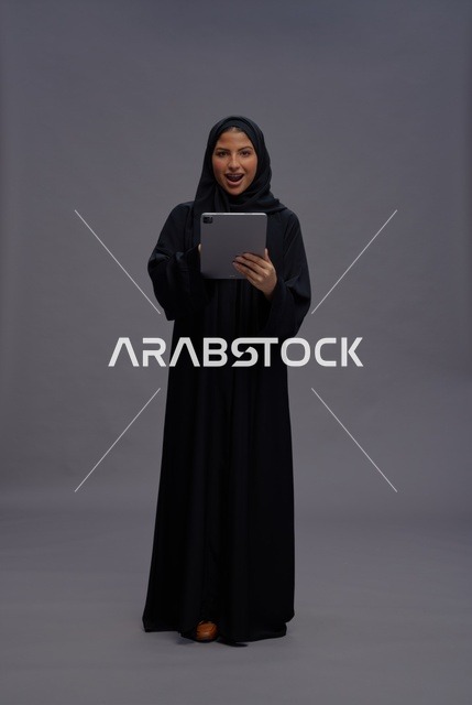 امرأة سعودية تستخدم جهازا لوحيا في الاستوديو