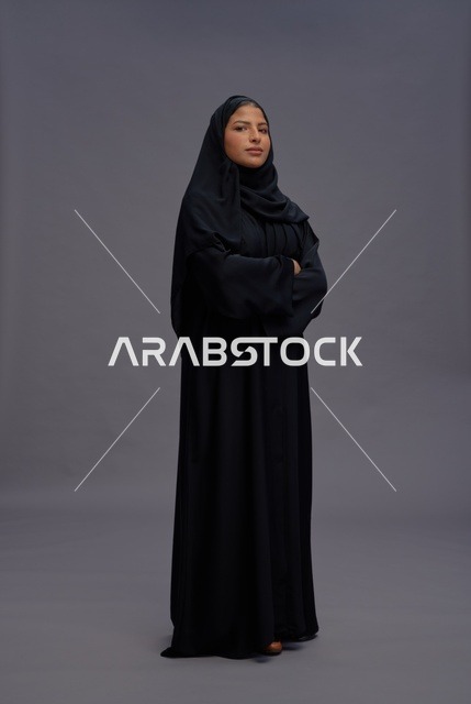امرأة سعودية بالعباءة السوداء في استوديو تصوير