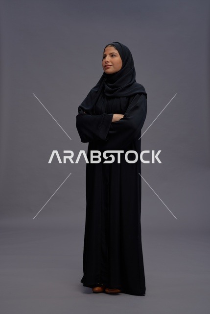 امرأة سعودية ترتدي عباءة سوداء بوضعية واثقة
