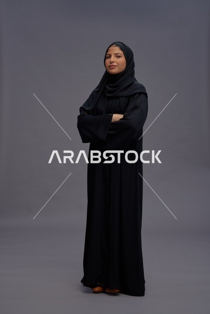 امرأة سعودية بالعباءة السوداء في استوديو بتصوير احترافي