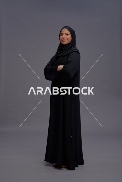 امرأة سعودية واثقة بالعباءة السوداء في تصوير استوديو