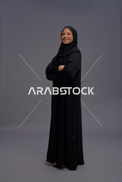 امرأة سعودية بالعباءة السوداء بوضعية ذراعين متقاطعتين